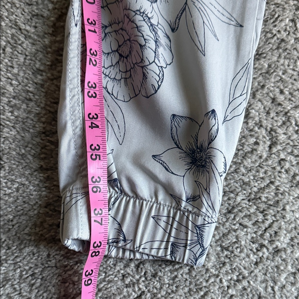 C&C California Floral Print Pants - Gray and White - Picture 4 of 9